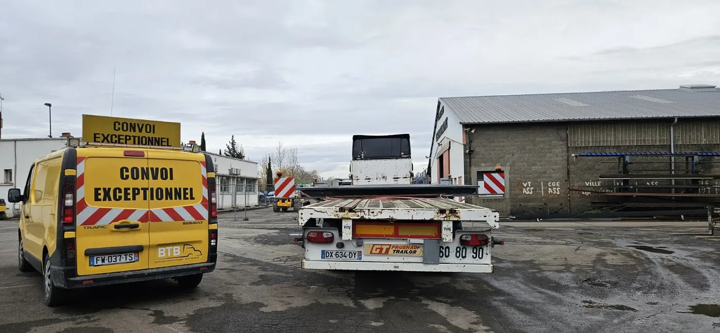 Véhicule pilote BTB accompagnant un transport de grande longueur